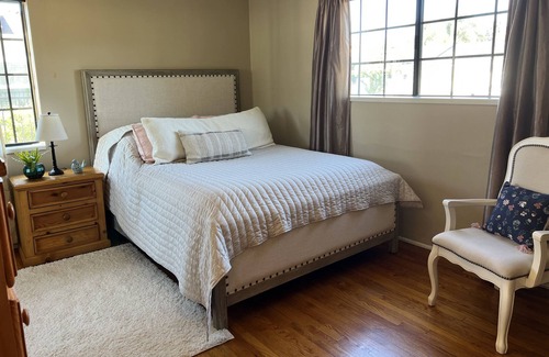 Valley Glen House | Valley Village Charmer that’s pet friendly w a huge back yard!!