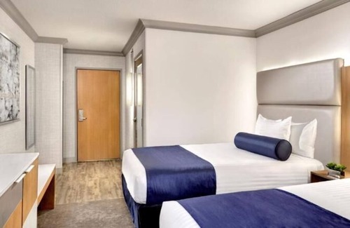 Gateway District House | Value Accommodation! 2 Great Units, Pools, Casino, Free Parking, Game Room!