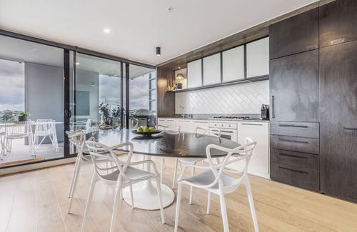 Abbotsford Condo | VAQUAY Embassy In Abbotsford | 3BR Riverside Sub-Penthouse With Huge Balcony