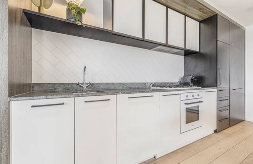 Abbotsford Condo | VAQUAY Embassy In Abbotsford | 3BR Riverside Sub-Penthouse With Huge Balcony