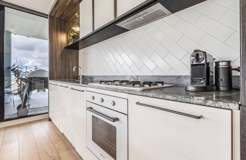 Abbotsford Condo | VAQUAY Embassy In Abbotsford | 3BR Riverside Sub-Penthouse With Huge Balcony