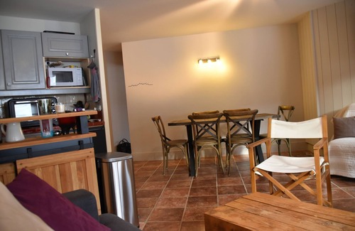 Les Claux Apartment | Vars T3. 6/8 persons with terrace and garden