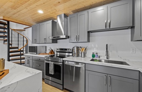 Burley House | Vashon Modern Beachfront Getaway: Pet & Family-Friendly with Stunning Views!