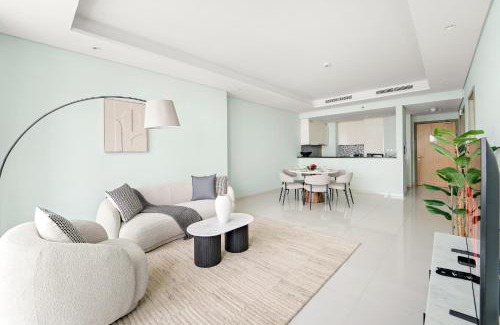 Downtown Dubai Apartment | VayK - Spacious 2BR Inside Hotel with Full Amenities and Restaurants