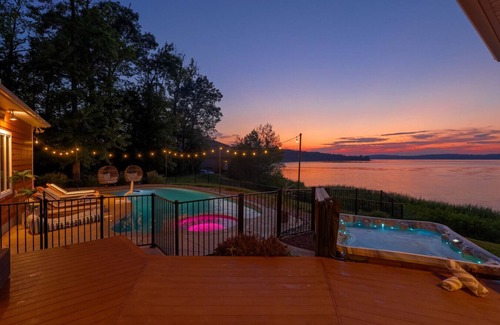 Earlville House | Veazey Cove Coastal Lodge Beach/hot tub/pool/dock/Sauna/Cold Plunge