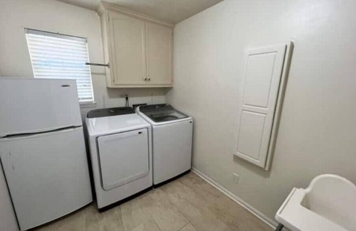 Gunter Afs House | Vega Vacation Spacious 3 BR w/king beds+pool