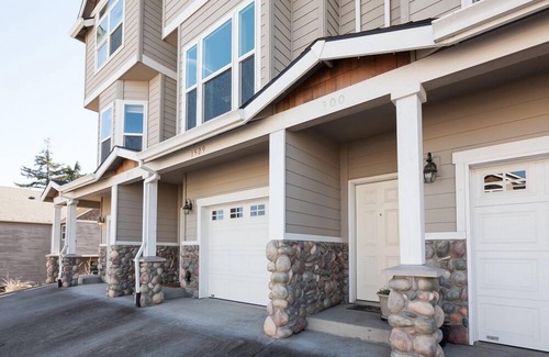 Hood River House | Venturi - Close to Downtown! Glimpses of the Columbia River and Mt. Adams, A/C