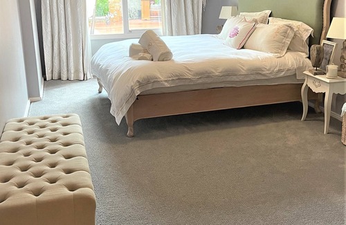 Sutton Forest House | Verwood Estates: heated pool/spa, sauna, tennis, billiards, cellardoor