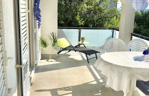 Vantacici Apartment | Very large and luxurious apartment in a 2-family house with garden! 2 min from the beach!