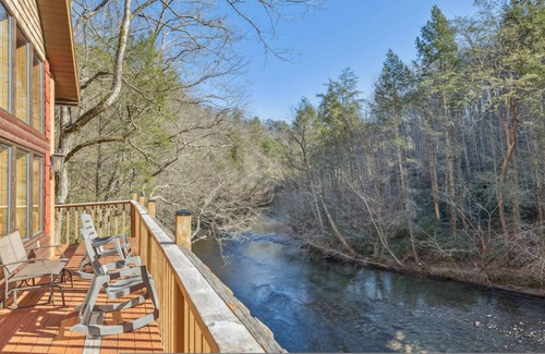 Sevierville Apartment | Very Secluded Breathtaking Riverfront Game Room