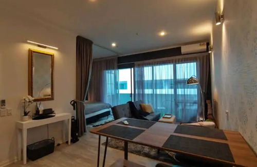 Auckland Central Business District Condo | Viaduct apartment with a balcony by Zodiak Stays