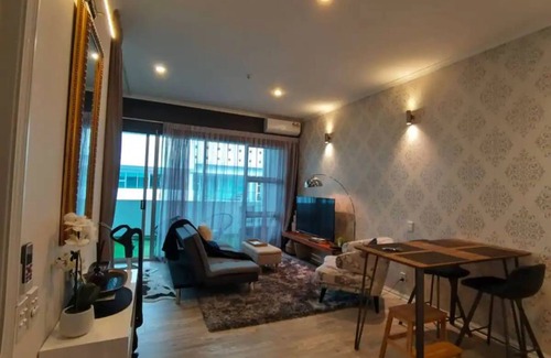 Auckland Central Business District Condo | Viaduct apartment with a balcony by Zodiak Stays