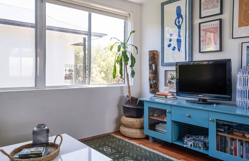 Freshwater Apartment | Vibrant Beachside Retreat 2BR Unit in Freshwater