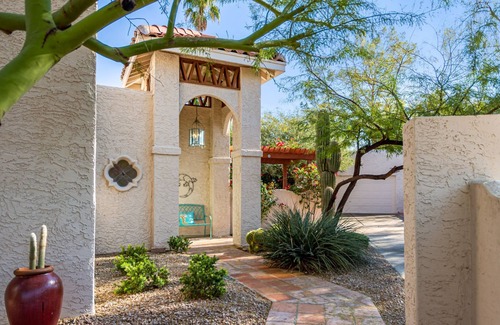 Santiago House | Vibrant & Cozy Hacienda Retreat|Pool|Sleeps 10