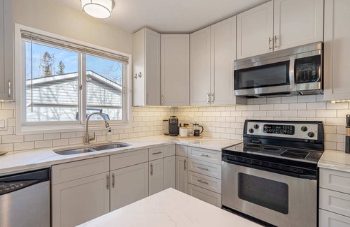 East Kootenay House | Vibrant In The Valley | Arcade | 4 Bed | Sleeps 8!