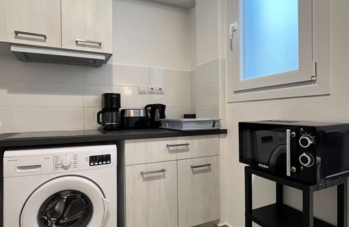 Omonia Apartment | Vibrant Omonia Oasis, Modern Apartment in the Heart of Athens