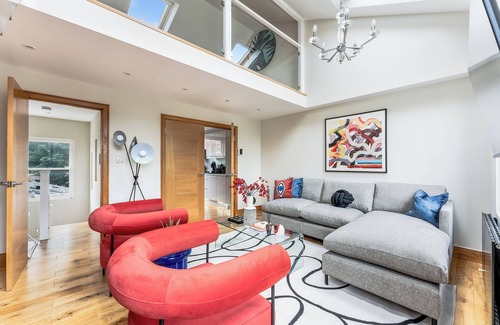 East Walworth House | Vibrant Urban Escape, Family Friendly - Sleeps 8!