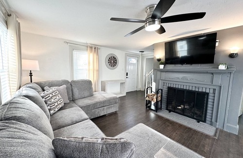 Brockton House | Vibrant Urban Home! 4 Bed - 2 Bath