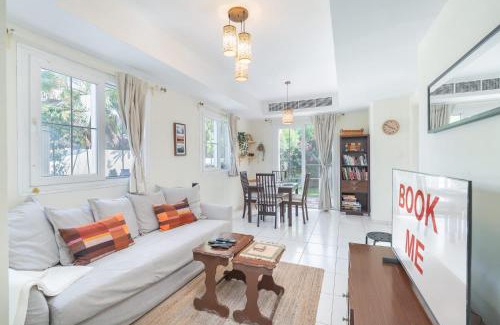 Dubai Villa | Vibrant Villa in Springs 11 Sleeps 6 with Balcony