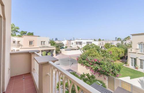 Dubai Villa | Vibrant Villa in Springs 11 Sleeps 6 with Balcony