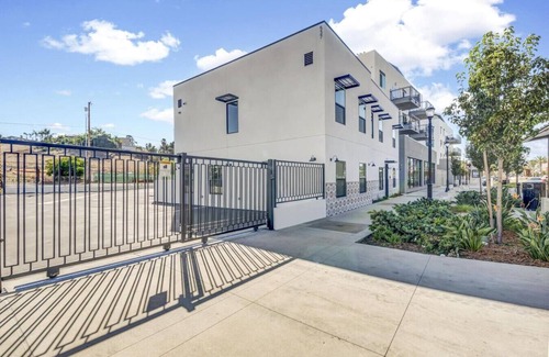 Vista Apartment | Vibrant Vista Stay, Short Stroll To Downtown