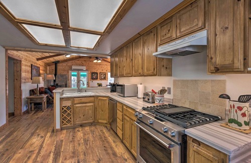 Victor Cabin | Victor Woodland Cabin Retreat w/Fire Pit