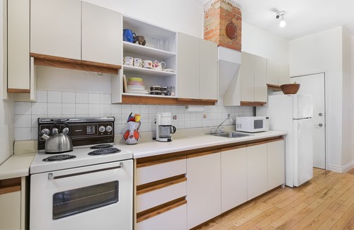 Niagara Apartment | Victorian Gem Open Concept Flat in King West