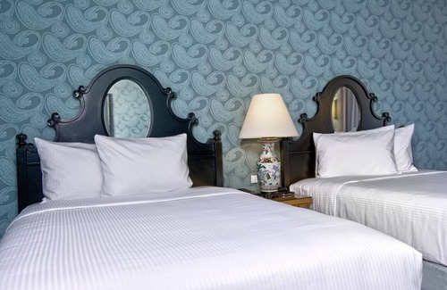Downtown San Francisco Hotel | Victorian Room Near Theaters, Free Breakfast and Rooftop Pool Access