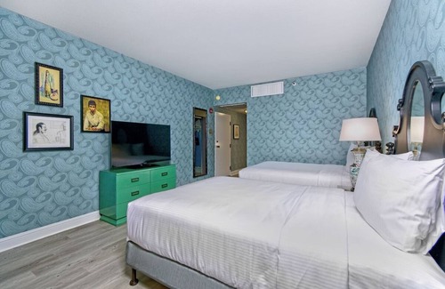 Downtown San Francisco Hotel | Victorian Room Near Theaters, Free Breakfast and Rooftop Pool Access