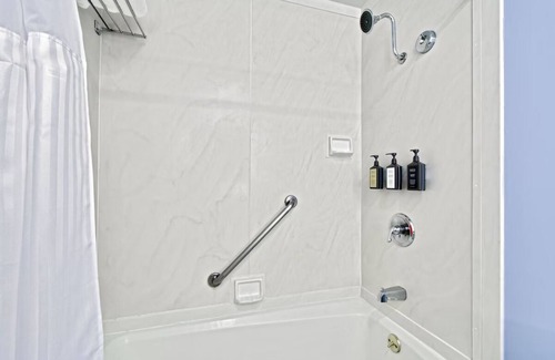 Downtown San Francisco Hotel | Victorian Room Near Theaters, Free Breakfast and Rooftop Pool Access