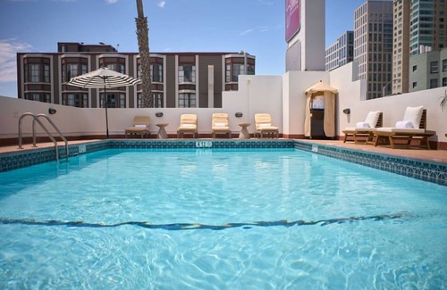 Downtown San Francisco Hotel | Victorian Room Near Theaters, Free Breakfast and Rooftop Pool Access