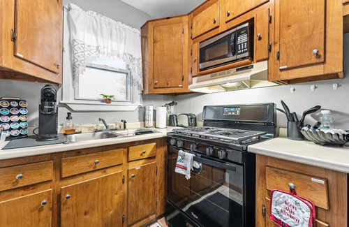 New Bedford Apartment | Vida Comfy Inn Modern 3BR- 8 mins to downtown