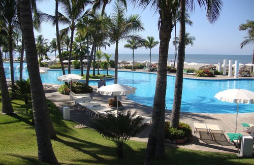 Nuevo Vallarta Resort | Vidanta Resort 2 bedroom Suite restaurants and pools jacuzzi tub