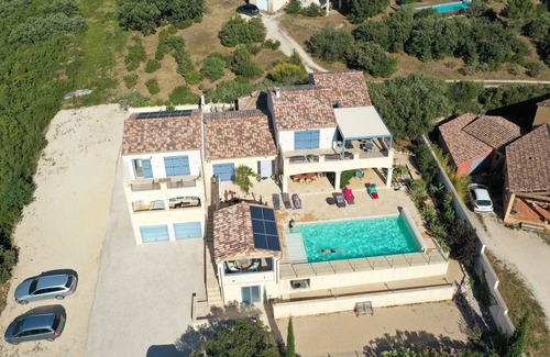Saint-Hippolyte-de-Montaigu Cottage | View on the castle of Uzes and the Cevennes.