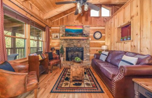 Gatlinburg - Pigeon Forge House | View! Cozy, Private, Fireplace, Hot Tub Log Cabin, Honeymoon!