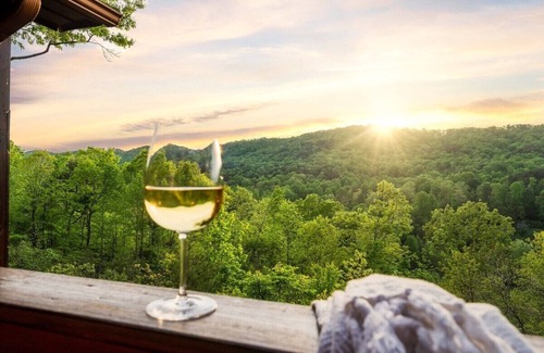 Blue Ridge Ski Chalet | Views | Game Room | Hot Tub | EV Charger | Convenient Location Downtown/Aska