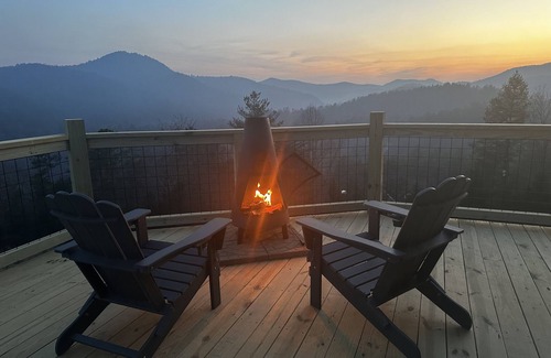 Clayton Cabin | VIEWS! Mountain Sunsets & Stars! - The Green Cabin