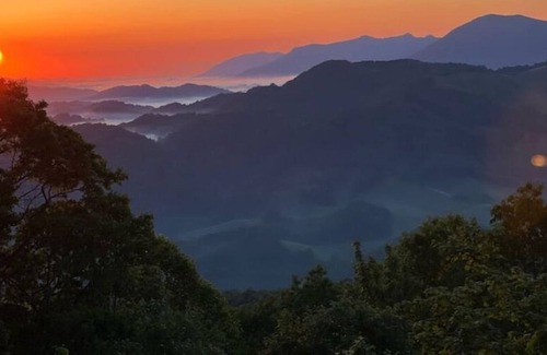 Johnson County House | Views, views, views! Private mtn escape with king bed.