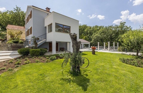 Omis Villa | vila posjeduje jacuzzi, saunu s tušem, grijani bazen .