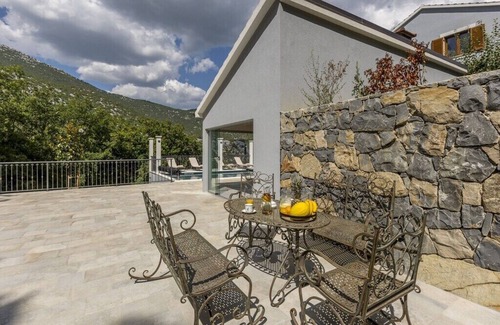 Omis Villa | vila posjeduje jacuzzi, saunu s tušem, grijani bazen .