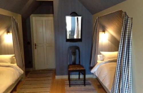 Hagstad Bed & Breakfast | Vildrosor & Höns