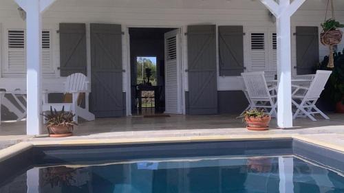 Riviere-Salee House | Villa 1 de standing 80m2 avec piscine et vue imprenable sur la mer et sur la campagne