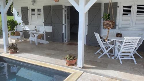 Riviere-Salee House | Villa 1 de standing 80m2 avec piscine et vue imprenable sur la mer et sur la campagne