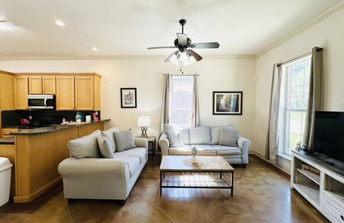 Pine Grove Apartment | Villa 2, spacious townhouse in Tickfaw, LA