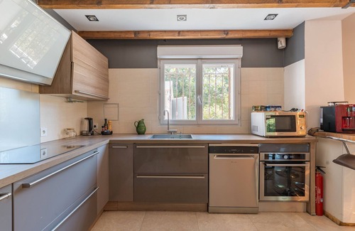 Grand Sud Villa | Villa 'Aix En Provence' with Private Terrace, Wi-Fi and Air Conditioning