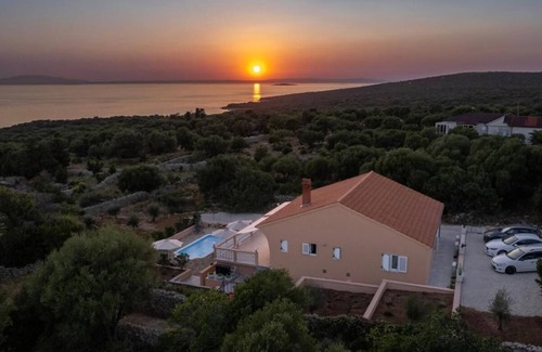 Jakisnica Villa | Villa Akulica with heated outdoor pool and seaview