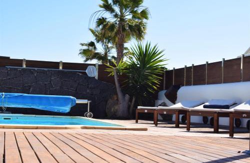 Montana Roja Villa | VILLA ALAI. PRIVACIDAD. PISCINA CLIMATIZADA. WIFI. TV CABLE.