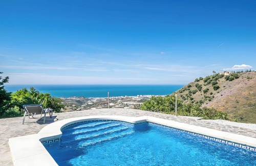 Sayalonga Villa | Villa 'Amapola' with Sea View, Private Pool and Wi-Fi
