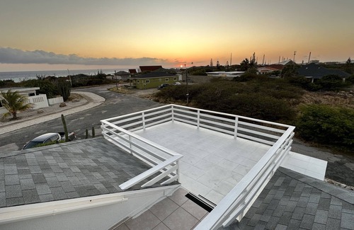 Sero Colorado House | Villa Amarc: Family Fun, Kite Surf, Balcony View minutes to Rodgers/Baby Beach!