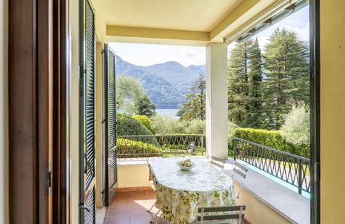 Azzano Villa | [Villa Balbianello] Pool and Covered Parking